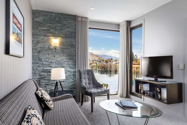 KING DELUXE LAKEVIEW WITH KITCHENETTE