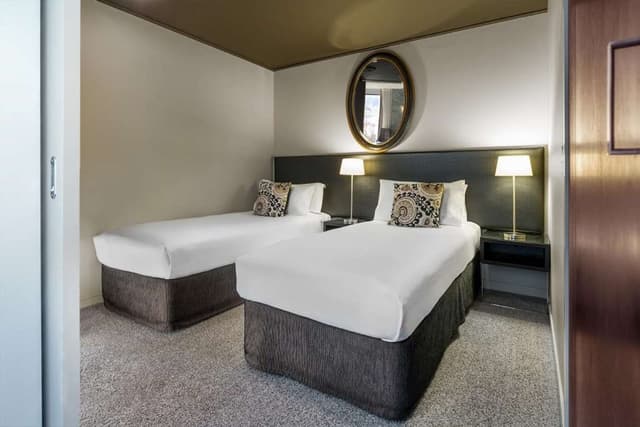 TWIN GUESTROOM WITH KITCHENETTE