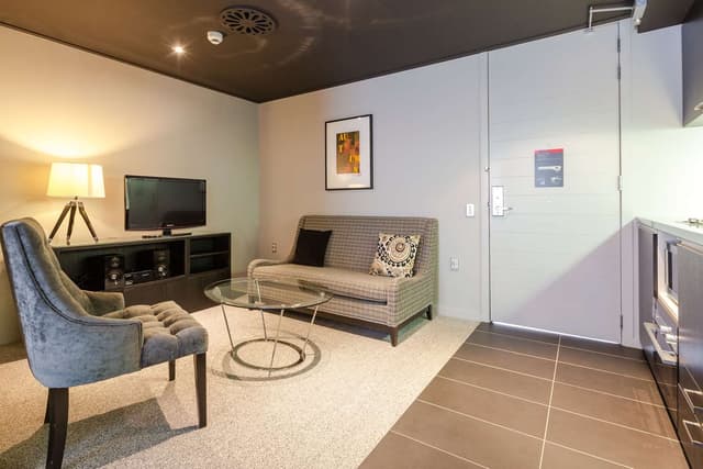 KING ACCESSIBLE ROOM WITH KITCHENETTE