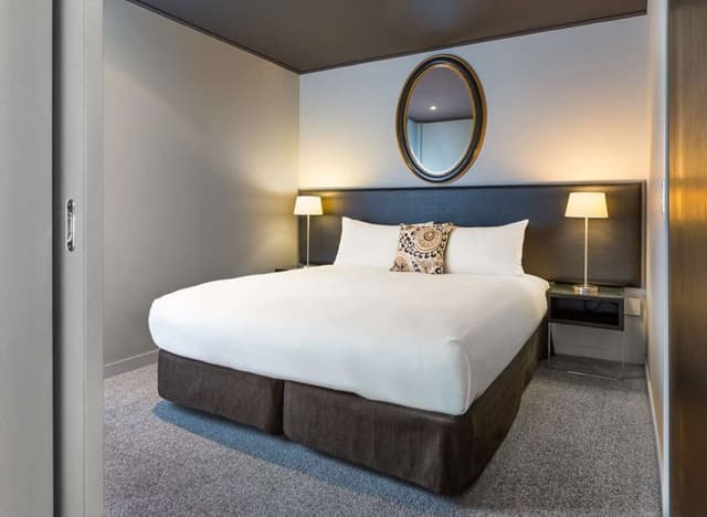 KING GUESTROOM WITH KITCHENETTE