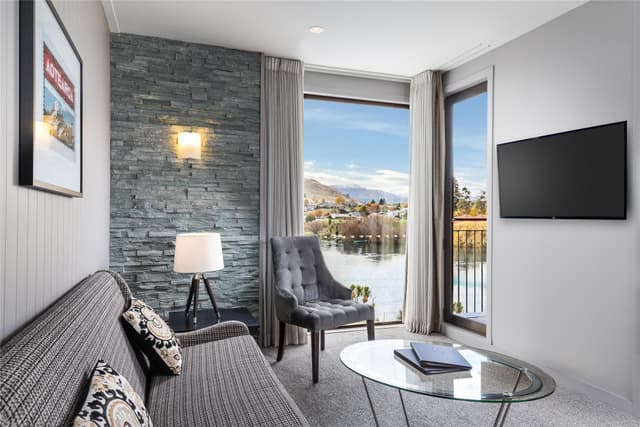 KING DELUXE LAKEVIEW WITH KITCHENETTE