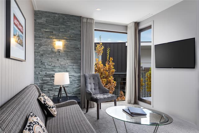 KING GUESTROOM WITH KITCHENETTE