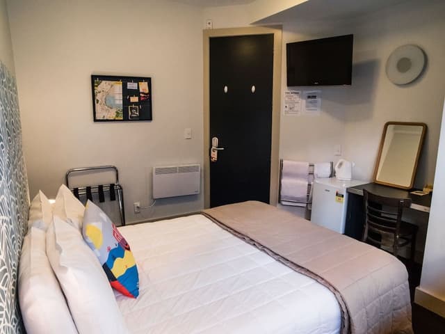 Queen Studio with Shared Bathroom