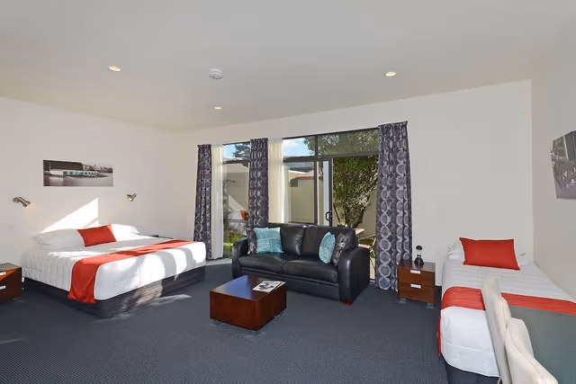 Twin Room (Queen and 1 Single)