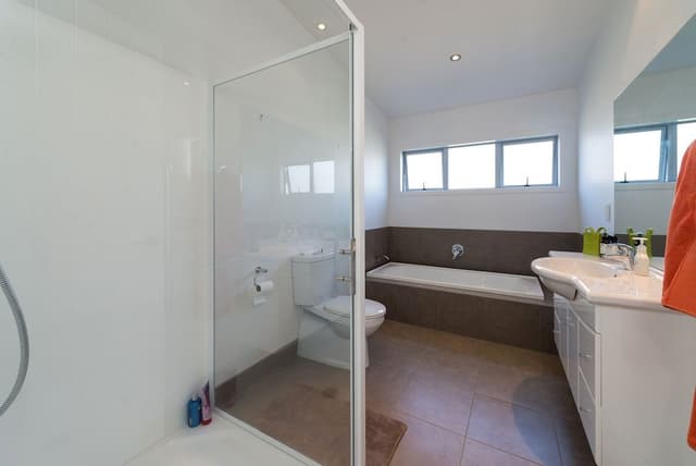 The Lobelia Room, Shared Bathroom