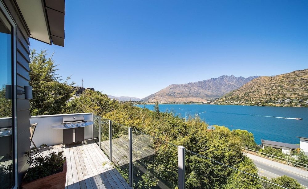 Lake View Greenstone Luxe Apartment0