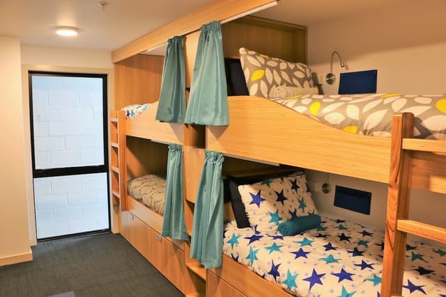 6-Bed Private Room, shared Bathroom