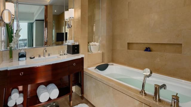 Deluxe Room, 1 King Bed, City View (Deluxe City View King)