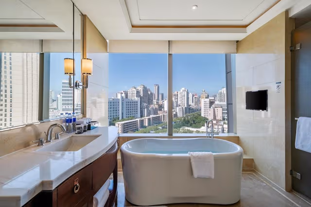 Premier Suite, 1 King Bed, Bathtub, Lake View (Premier Lake View Suite)