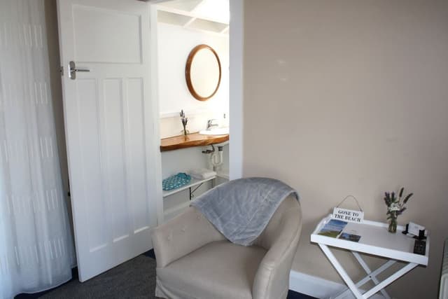 Courtyard Chalet - Room 2