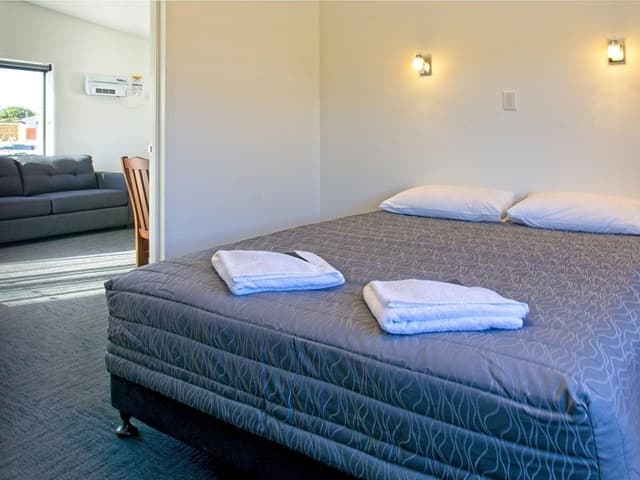 One Bedroom Queen Motel Unit