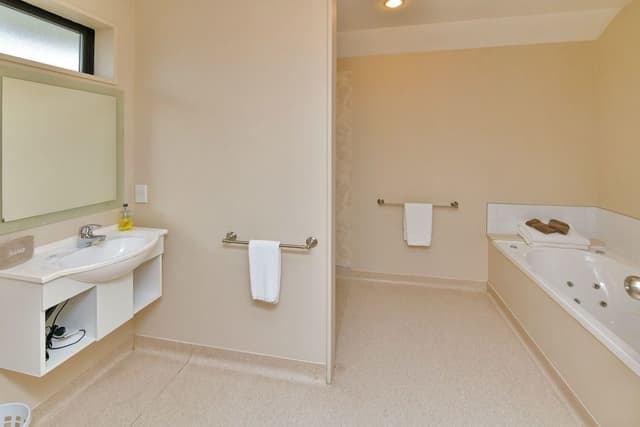 Luxury Spa Bath Suites