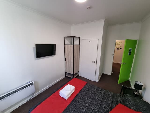 Room 12 - Budget Queen - Own Toilet & Vanity