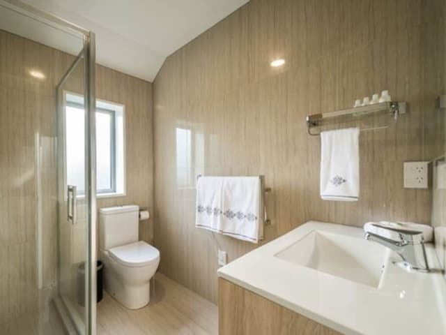 Deluxe Studio, 1 Queen Bed