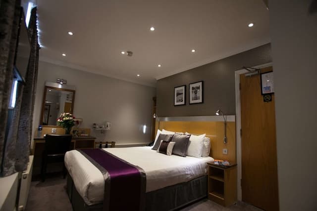 Suite, 1 Queen Bed, Kitchen, Ground Floor