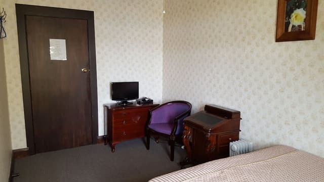 Queen Ensuite Room
