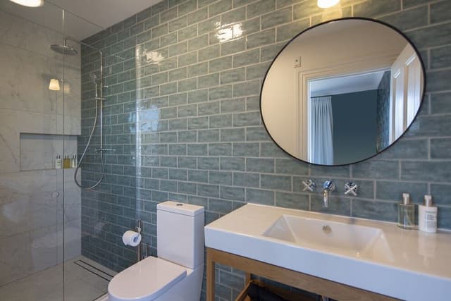 Room 5 Superking Ensuite, Upstairs no lift