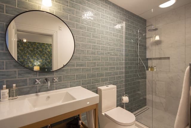 Room 4 Superking Ensuite, Upstairs no lift