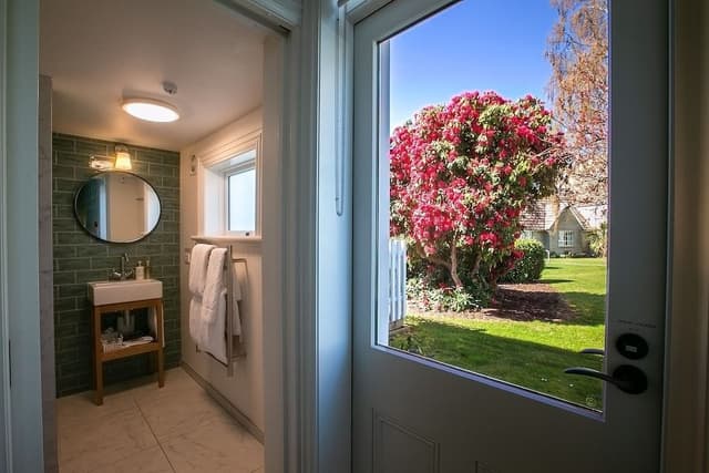 Room 1 Superking Ensuite, Downstairs