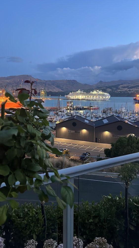 Sea- marina- bay- views Escape to LYTTELTON BOATIQUE HOUSE - 14 km from Christchurch0