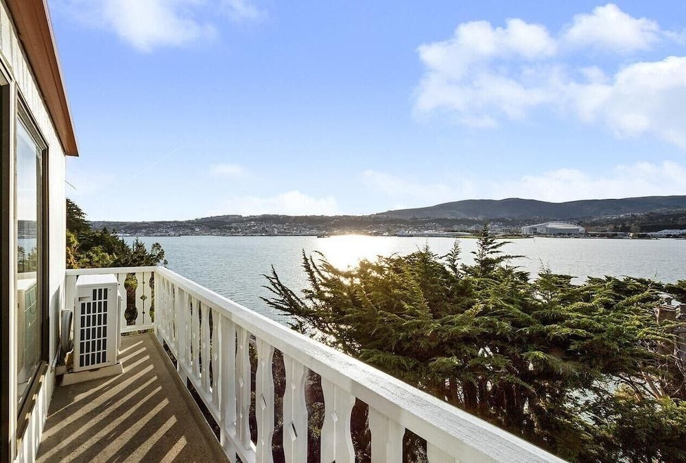 Handy to Town & Uni, with City & Harbour Views0