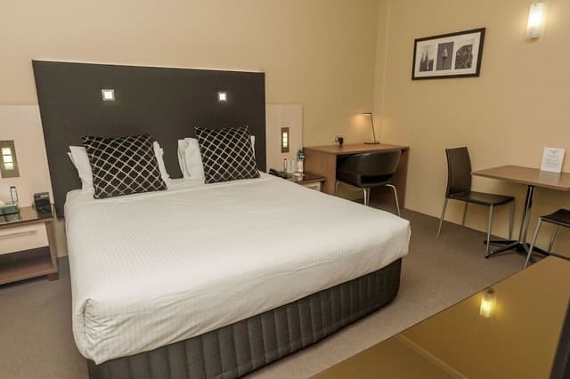Standard Apartment, Multiple Beds, Non Smoking, Kitchen (3 King Beds and 1 Single Bed)