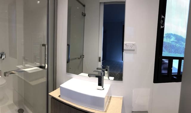 KingBed + Ensuite- splitable into 2 beds