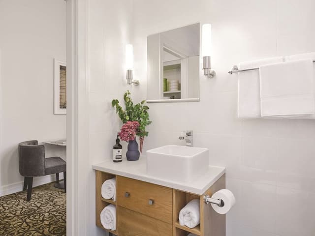 Commerce Heritage Queen Room