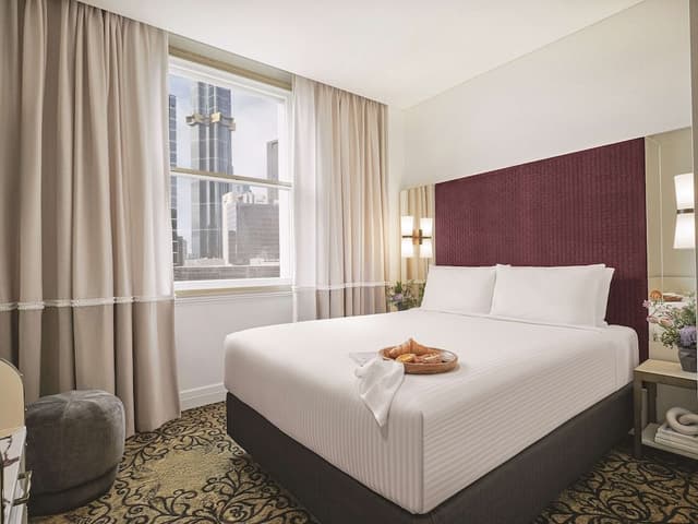 Commerce Queen Yarra View Room