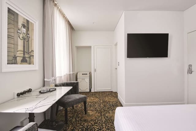 Commerce Queen Yarra View Room