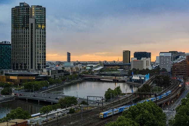 Commerce Queen Yarra View Room