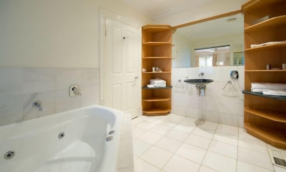 Lakeside Suites0