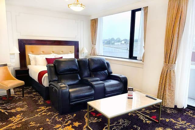 Luxury Suite, 1 King Bed, Jetted tub with balcony