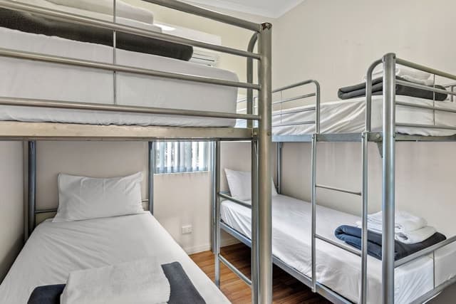 Superior 3 Bedroom Cabin - Sleeps 8