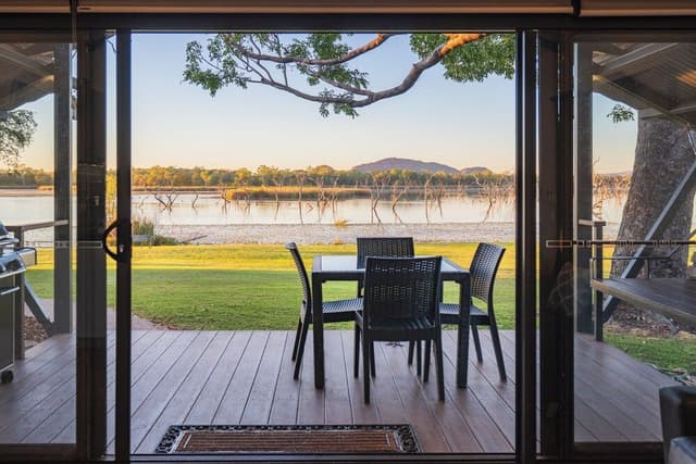 Deluxe Waterfront Family Cabin