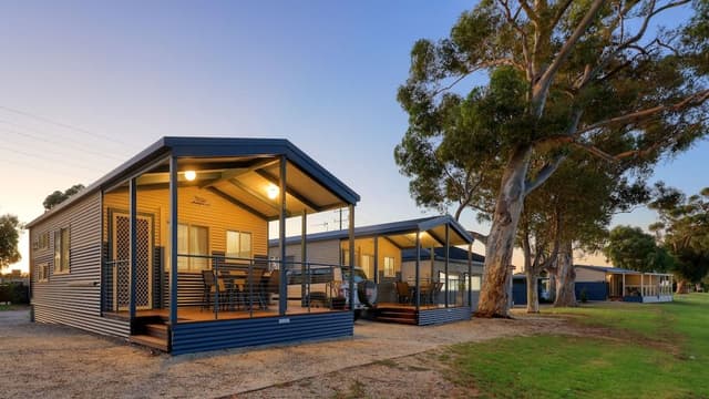 Deluxe Cabin, Lake View
