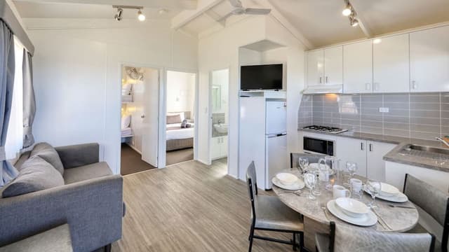 Deluxe Cabin, Lake View