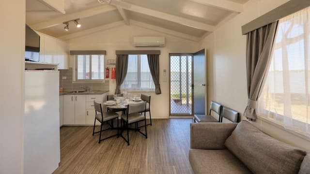 Deluxe Cabin, Lake View