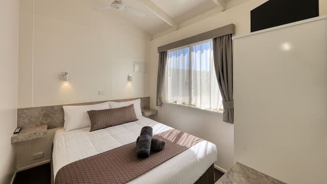 Deluxe Cabin, Lake View