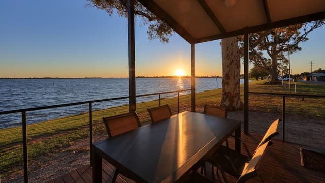 Deluxe Cabin, Lake View
