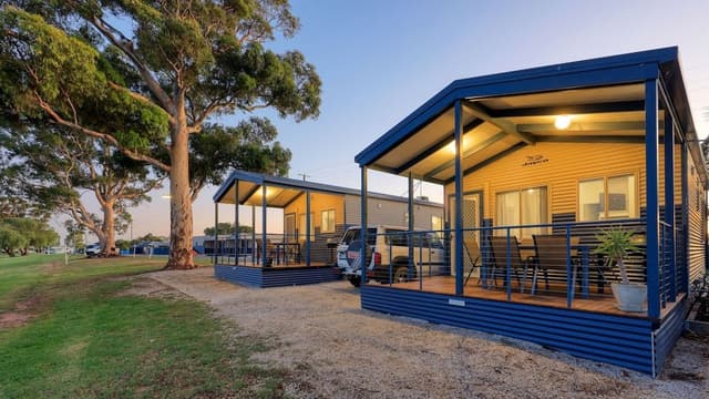 Deluxe Cabin, Lake View