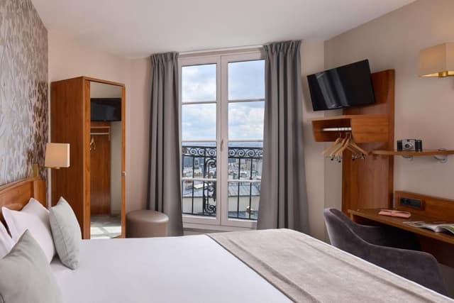 Chambre Triple Supérieure avec Balcon - Vue sur Tour Eiffel et Sacré-Coeur