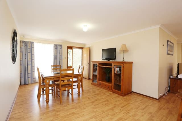 Holiday House (1 queen, 1 double, 1 triple bunk and 1 single)