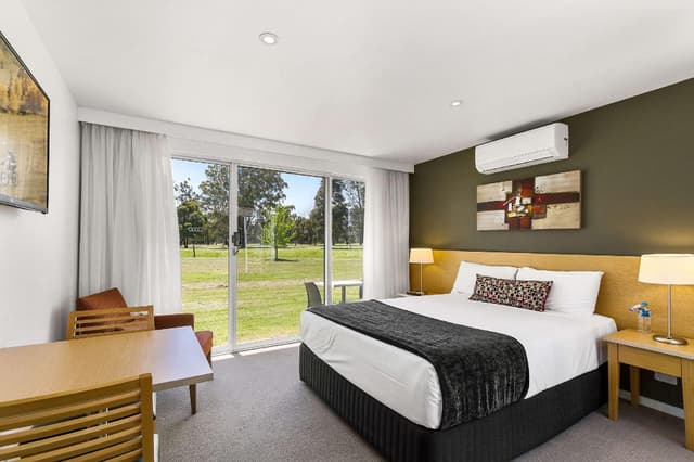 1 Queen Bed, 2 Single Beds, Nonsmoking, Upgrade