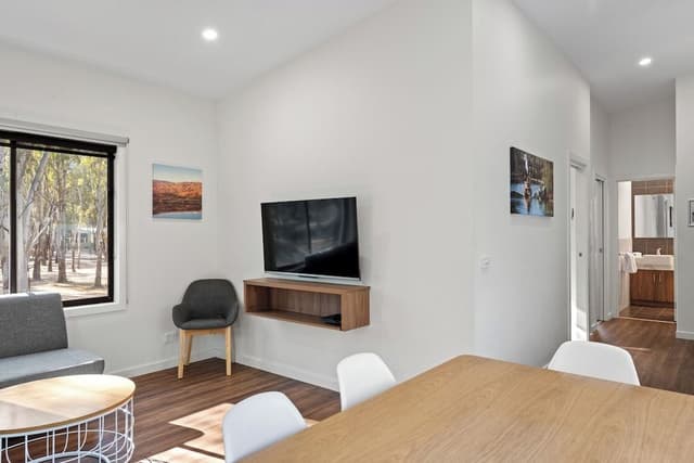 Deluxe 2 Bedroom Cabin - Sleeps 6
