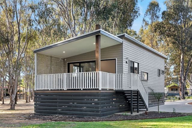 Deluxe 2 Bedroom Cabin - Sleeps 6