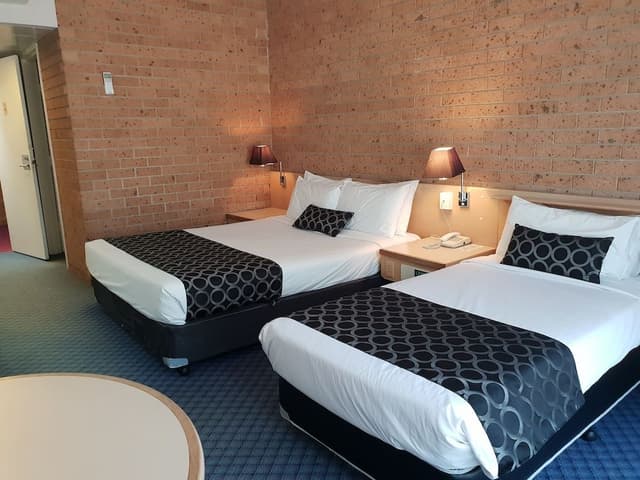 Standard Queen & Single Room
