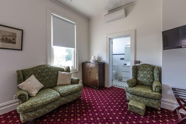 Suite, 1 King Bed, Ensuite