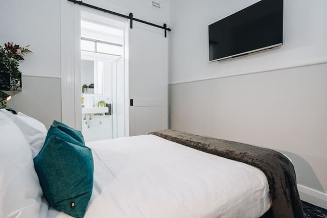 Deluxe Double Room, 1 Queen Bed, Non Smoking, Private Bathroom