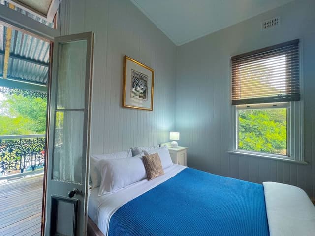 Queen Room, Shared Bathroom